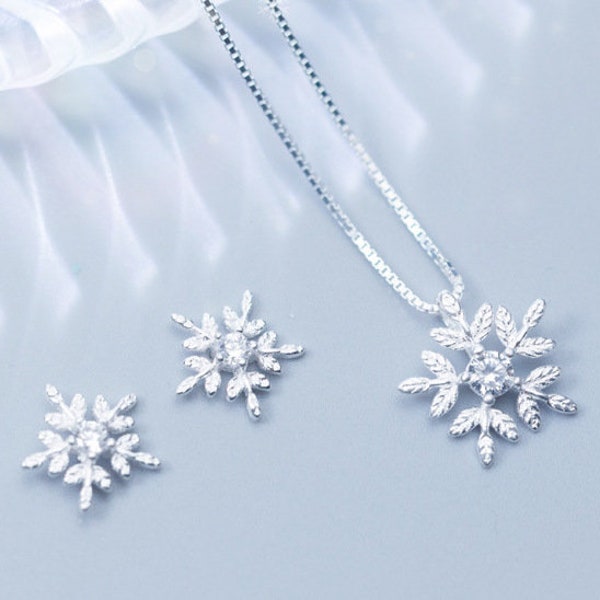 Orecchini in argento con fiocchi di neve con collana pendente / regalo di Natale per un amico / Set di gioielli di Natale Orecchini ipoallergenici