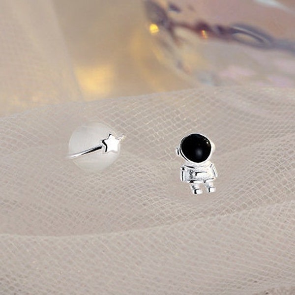 Boucles d’oreilles Astronaute Mismatch Dainty Planet Silver Stud | Petites boucles d’oreilles mignonnes en argent | Boucles d’oreilles hypoallergéniques Mix Match