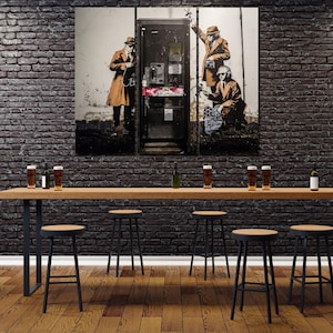 Puede incluir: Una gran impresión artística mural que representa una obra de arte al estilo Banksy de tres figuras con gabardinas y sombreros cerca de una cabina telefónica. La escena está ambientada contra una pared de ladrillos, con una barra de madera y taburetes.