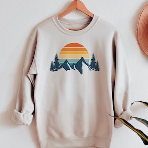 Mountain Sweatshirt Retro Sunset Aesthetic Sweatshirt Cozy Sweatshirt Hiking Sweatshirt Outdoor Sweatshirt Mountain Sweater Wanderlust Shirt