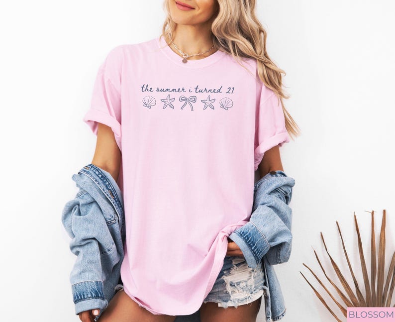 Pu&ograve; includere: T-shirt rosa chiaro con la scritta "the summer i turned 21" e grafiche di conchiglie, fiocco e stella marina. La maglietta &egrave; di vestibilit&agrave; ampia.