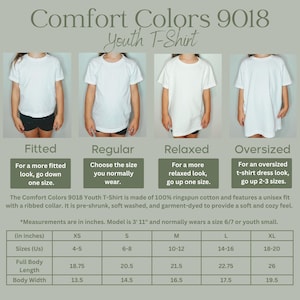 K&ouml;nnte beinhalten: Wei&szlig;e Comfort Colors 9018 Jugend-T-Shirts in den Stilen Fitted, Regular, Relaxed und Oversized. Das Bild enth&auml;lt eine Gr&ouml;&szlig;entabelle mit Ma&szlig;en in cm f&uuml;r die Gr&ouml;&szlig;en XS bis XL. Die Shirts bestehen aus 100 % ringgesponnener Baumwolle.
