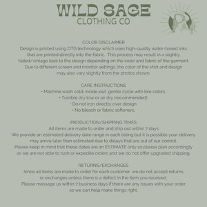 Może przedstawiać: Arkusz informacyjny o produkcie firmy Wild Sage Clothing Co. Tekst zawiera zastrzeżenie dotyczące koloru, instrukcje pielęgnacji, czas produkcji/wysyłki oraz zasady zwrot&oacute;w/wymian. Logo zawiera tekst i ilustrację o tematyce pustynnej.