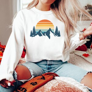 Mountain Sweatshirt Retro Sunset Aesthetic Sweatshirt Cozy Sweatshirt Hiking Sweatshirt Outdoor Sweatshirt Mountain Sweater Wanderlust Shirt White