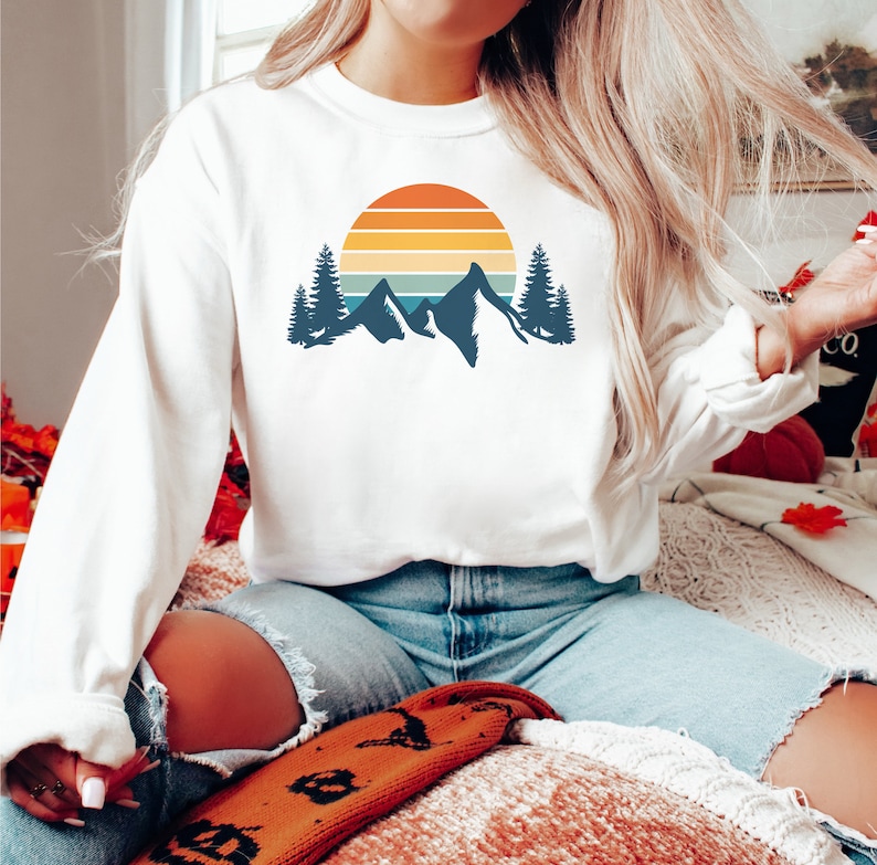 Mountain Sweatshirt Retro Sunset Aesthetic Sweatshirt Cozy Sweatshirt Hiking Sweatshirt Outdoor Sweatshirt Mountain Sweater Wanderlust Shirt White