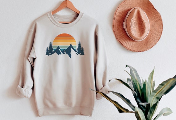 Mountain Sweatshirt Retro Sunset Aesthetic Sweatshirt Cozy Sweatshirt Hiking Sweatshirt Outdoor Sweatshirt Mountain Sweater Wanderlust Shirt