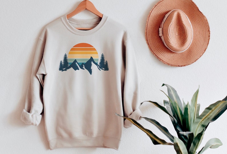 Mountain Sweatshirt Retro Sunset Aesthetic Sweatshirt Cozy Sweatshirt Hiking Sweatshirt Outdoor Sweatshirt Mountain Sweater Wanderlust Shirt Sand