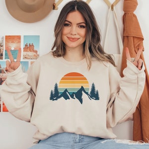 Mountain Sweatshirt Retro Sunset Aesthetic Sweatshirt Cozy Sweatshirt Hiking Sweatshirt Outdoor Sweatshirt Mountain Sweater Wanderlust Shirt bild 5