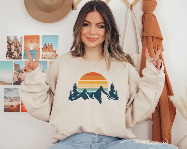 Mountain Sweatshirt Retro Sunset Aesthetic Sweatshirt Cozy Sweatshirt Hiking Sweatshirt Outdoor Sweatshirt Mountain Sweater Wanderlust Shirt bild 5
