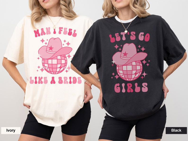 K&ouml;nnte beinhalten: Zwei Frauen tragen &uuml;bergro&szlig;e T-Shirts mit unterschiedlichen Designs. Das Shirt auf der linken Seite ist elfenbeinfarben und tr&auml;gt den Schriftzug "Man I feel like a bride" mit einer rosa Discokugel und einem Cowboyhut. Das Shirt auf der rechten Seite ist schwarz und tr&auml;gt den Schriftzug "Let's go girls" mit einer rosa Discokugel und einem Cowboyhut.