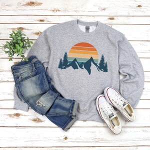 Mountain Sweatshirt Retro Sunset Aesthetic Sweatshirt Cozy Sweatshirt Hiking Sweatshirt Outdoor Sweatshirt Mountain Sweater Wanderlust Shirt Sport Grey