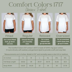 Pu&ograve; includere: T-shirt unisex Comfort Colors 1717 bianche in stile aderente, regolare, rilassato e oversize. L'immagine include tabelle delle taglie con misure in pollici. Le magliette sono realizzate in 100% cotone filato ad anello.