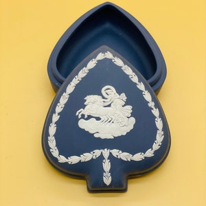 Wedgwood Portland Jasper Ware  Spades trinket box/ jewellery box