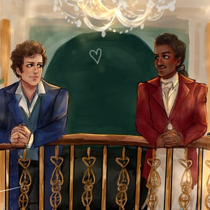 Op de afbeelding: Twee mannen in formele kleding staan op een balkon met een gouden balustrade. De man links draagt een blauw pak en de man rechts draagt een rood pak. Een hart is getekend op de muur achter hen.