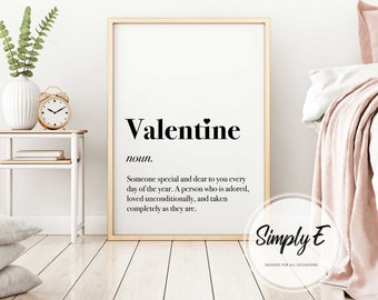 Puede incluir: Un diseño de arte de pared imprimible con fondo blanco y texto negro. El texto dice "Valentine noun. Someone special and dear to you every day of the year. A person who is adored, loved unconditionally, and taken completely as they are." El texto va seguido del logotipo "Simply E DESIGNS FOR ALL OCCASIONS".