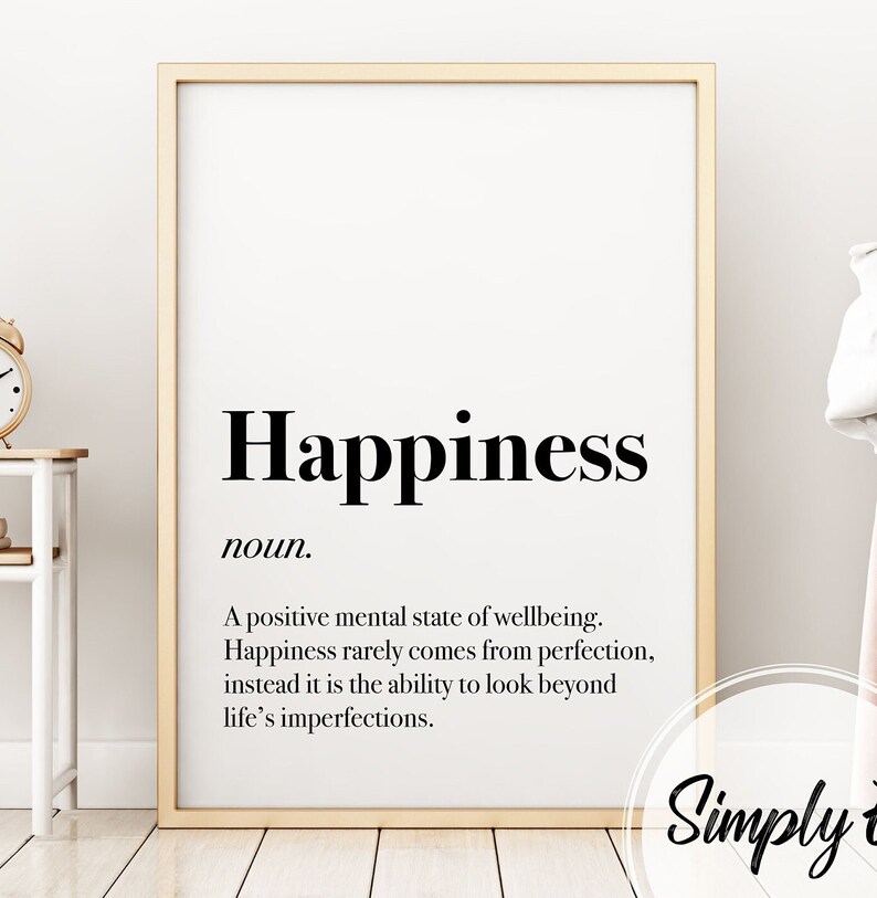 Może przedstawiać: Czarno-biały wydruk do druku na ścianę z napisem "Happiness" pogrubioną czcionką, po kt&oacute;rym następuje słowo "noun." Tekst kontynuuje definicją szczęścia: "Pozytywny stan umysłu i dobrego samopoczucia. Szczęście rzadko pochodzi z doskonałości, ale raczej z umiejętności patrzenia poza niedoskonałości życia."