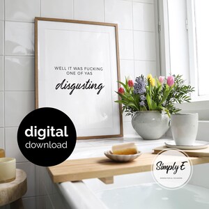 Puede incluir: Una l&aacute;mina enmarcada con fondo blanco y texto negro que dice WELL IT WAS FUCKING ONE OF YAS disgusting. La l&aacute;mina se muestra junto a un jarr&oacute;n de cer&aacute;mica lleno de tulipanes y jacintos coloridos y una taza blanca sobre una bandeja de madera.