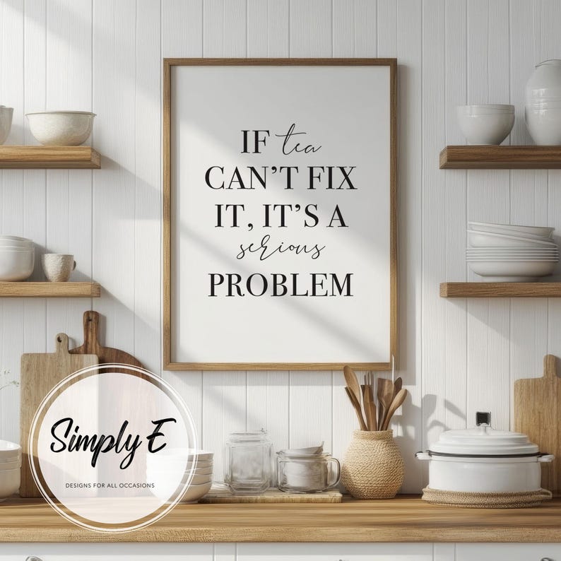 K&ouml;nnte beinhalten: Ein wei&szlig;er gerahmter Druck mit schwarzem Text, der "IF tea CAN'T FIX IT, IT'S A serious PROBLEM" lautet. Der Druck h&auml;ngt an einer wei&szlig;en Wand in einer K&uuml;chenumgebung.
