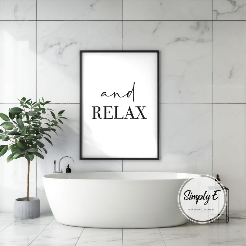 Puede incluir: Una impresi&oacute;n enmarcada en negro con las palabras "and RELAX" en un entorno de ba&ntilde;o. Una ba&ntilde;era blanca est&aacute; en primer plano, con una planta en maceta a la izquierda. El fondo presenta baldosas de m&aacute;rmol blanco.