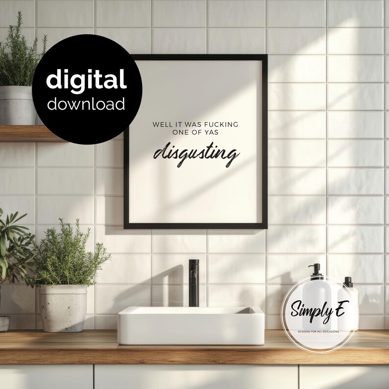 Puede incluir: Un cuadro con marco negro que presenta el texto WELL IT WAS FUCKING ONE OF YAS disgusting en una mezcla de fuentes sans-serif y cursiva sobre un fondo blanco. La l&aacute;mina se muestra sobre un lavabo rectangular blanco y una encimera de madera.