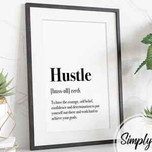 K&ouml;nnte beinhalten: Schwarzwei&szlig;es druckbares Wandbild mit dem Wort "Hustle" definiert als "Den Mut, das Selbstvertrauen, die Zuversicht und die Entschlossenheit haben, sich da drau&szlig;en zu pr&auml;sentieren und hart zu arbeiten, um seine Ziele zu erreichen." Der Text "Simply" befindet sich am unteren Rand des Bildes.