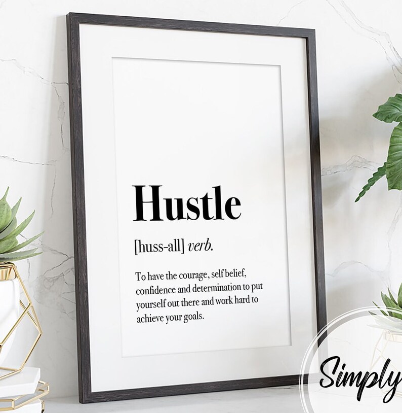 K&ouml;nnte beinhalten: Schwarzwei&szlig;es druckbares Wandbild mit dem Wort "Hustle" definiert als "Den Mut, das Selbstvertrauen, die Zuversicht und die Entschlossenheit haben, sich da drau&szlig;en zu pr&auml;sentieren und hart zu arbeiten, um seine Ziele zu erreichen." Der Text "Simply" befindet sich am unteren Rand des Bildes.