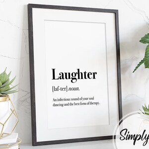 Puede incluir: Impresi&oacute;n enmarcada con la palabra "Laughter" en negrita negra, con su pronunciaci&oacute;n y una definici&oacute;n. La definici&oacute;n dice: "Un sonido contagioso de tu alma bailando y la mejor forma de terapia."