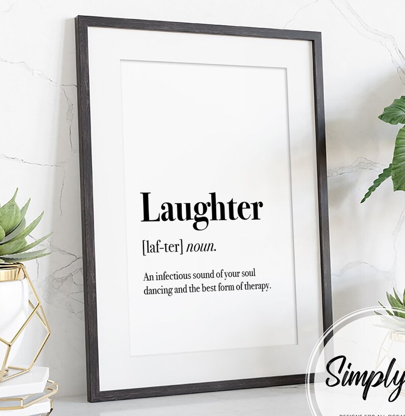 Puede incluir: Impresi&oacute;n enmarcada con la palabra "Laughter" en negrita negra, con su pronunciaci&oacute;n y una definici&oacute;n. La definici&oacute;n dice: "Un sonido contagioso de tu alma bailando y la mejor forma de terapia."