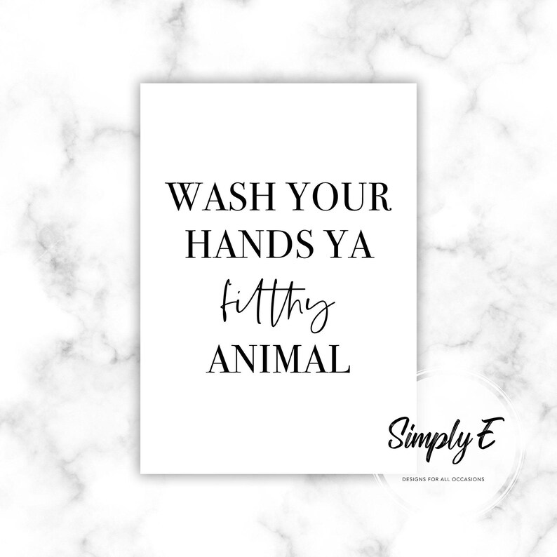 Puede incluir: Un letrero rectangular blanco con texto negro que dice "WASH YOUR HANDS YA filthy ANIMAL". El letrero tambi&eacute;n incluye el texto "Simply E" y "DESIGNS FOR ALL OCCASIONS" en la esquina inferior derecha. El fondo es un patr&oacute;n de m&aacute;rmol.