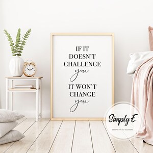 Może przedstawiać: Oprawiony wydruk z napisem "IF IT DOESN'T CHALLENGE you IT WON'T CHANGE you" czarnym skryptem. Wydruk jest w złotej ramie, eksponowany w pokoju z białą ścianą, stolikiem nocnym z wazonem i zegarem oraz ł&oacute;żkiem z r&oacute;żowym kocem.