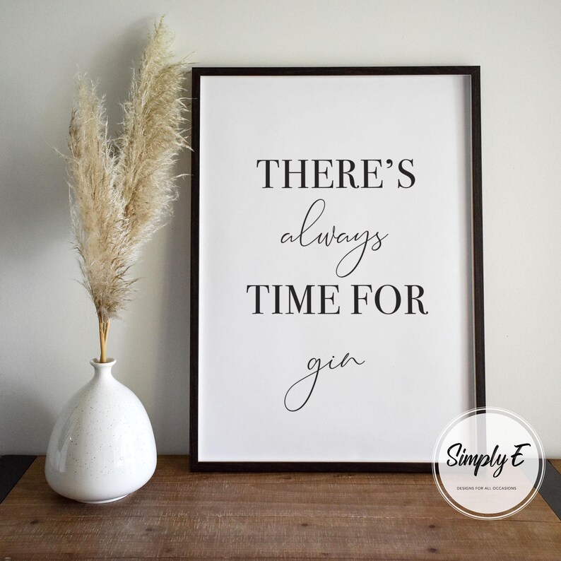 Puede incluir: Impresi&oacute;n enmarcada con el texto "THERE'S always TIME FOR gin" en escritura negra. Un jarr&oacute;n blanco con hierba de la pampa seca est&aacute; a la izquierda. El marco es negro y el fondo blanco.