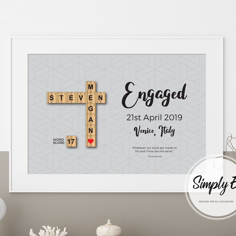 K&ouml;nnte beinhalten: Ein grauer und wei&szlig;er Hintergrund mit einem Muster, auf dem ein Kreuz aus h&ouml;lzernen Scrabble-Kacheln liegt, das "STEVEN" und "MEGAN" buchstabiert. Der Text "Engaged" ist in schwarzer Kursivschrift geschrieben, darunter das Datum "21st April 2019" und der Ort "Venice, Italy". Unter dem Ort steht das Zitat "Whatever our souls are made of his and mine are the same." von Emily Bront&euml;. Der Wortscore f&uuml;r die Scrabble-Kacheln betr&auml;gt 17.