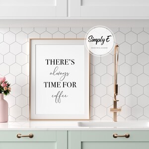 Puede incluir: Una impresi&oacute;n enmarcada con el texto "THERE'S always TIME FOR coffee" en un marco blanco sobre un fondo de azulejos hexagonales blancos.