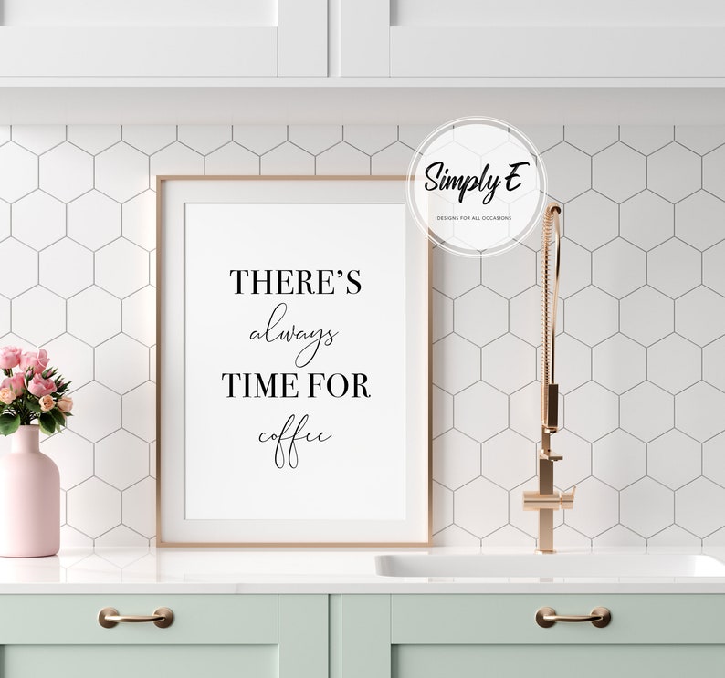 Puede incluir: Una impresi&oacute;n enmarcada con el texto "THERE'S always TIME FOR coffee" en un marco blanco sobre un fondo de azulejos hexagonales blancos.
