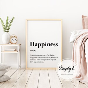 Może przedstawiać: Wydruk w ramie z białym tłem i czarnym tekstem, kt&oacute;ry brzmi "Happiness noun. A positive mental state of wellbeing. Happiness rarely comes from perfection, instead it is the ability to look beyond life's imperfections." Wydruk jest oprawiony w złotą ramę i ma białą passe-partout. Wydruk wisi na białej ścianie. Tekst "Simply E DESIGNS FOR ALL OCCASIONS" znajduje się pod wydrukiem.