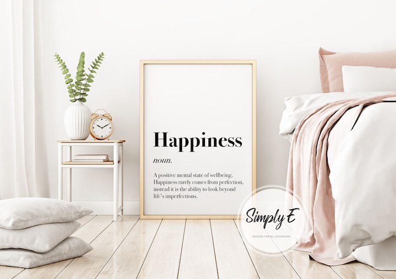Może przedstawiać: Wydruk w ramie z białym tłem i czarnym tekstem, kt&oacute;ry brzmi "Happiness noun. A positive mental state of wellbeing. Happiness rarely comes from perfection, instead it is the ability to look beyond life's imperfections." Wydruk jest oprawiony w złotą ramę i ma białą passe-partout. Wydruk wisi na białej ścianie. Tekst "Simply E DESIGNS FOR ALL OCCASIONS" znajduje się pod wydrukiem.
