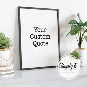 K&ouml;nnte beinhalten: Ein gerahmter Druck mit dem Text "Your Custom Quote" in schwarzer Schrift. Der Rahmen ist dunkel, und der Druck wird auf einer wei&szlig;en Oberfl&auml;che mit Pflanzen in wei&szlig;en und goldenen T&ouml;pfen angezeigt. Das Bild enth&auml;lt das Logo "Simply E".