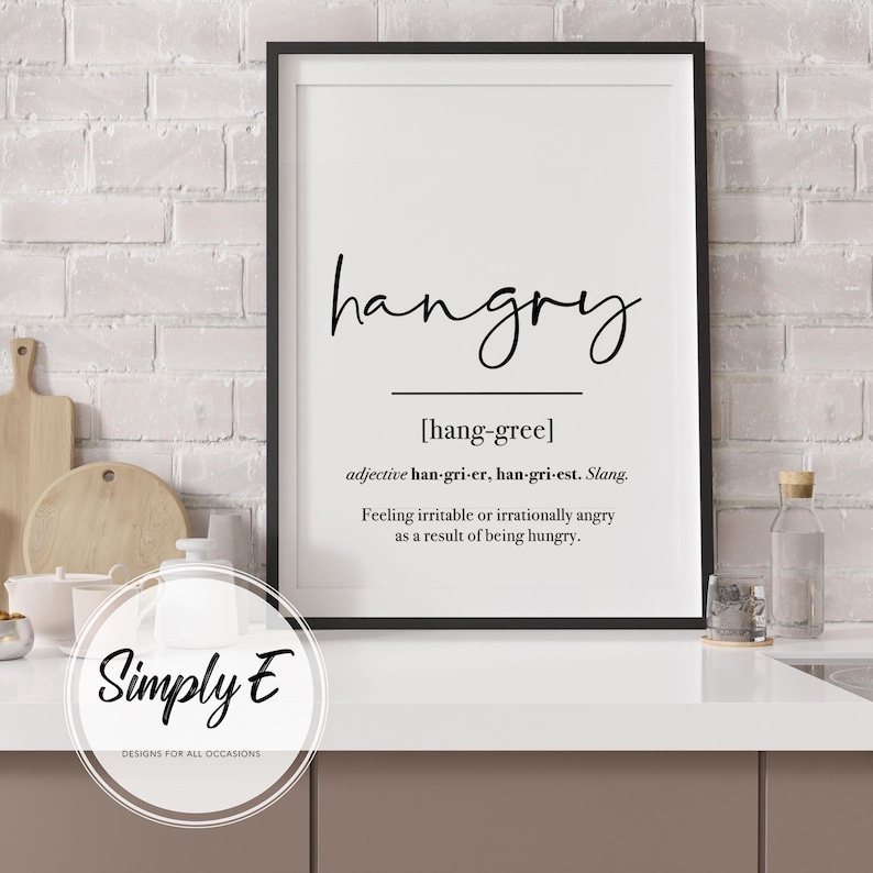 K&ouml;nnte beinhalten: Ein schwarz-wei&szlig;er druckbarer Wandkunstdruck mit der Definition des Wortes "hangry". Die Definition lautet: "Adjektiv hangriger, hangriest. Slang. Sich gereizt oder irrational w&uuml;tend f&uuml;hlen, weil man hungrig ist."