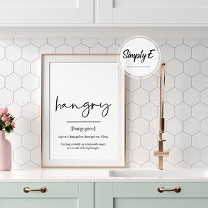 K&ouml;nnte beinhalten: Ein schwarz-wei&szlig;er druckbarer Wandkunstdruck mit dem Wort "hangry", definiert als "sich gereizt oder irrational w&uuml;tend f&uuml;hlen, weil man hungrig ist".