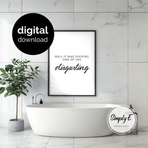 Puede incluir: Un cuadro con marco negro que presenta el texto WELL IT WAS FUCKING ONE OF YAS disgusting en una mezcla de fuentes sans-serif y cursiva. La l&aacute;mina se muestra sobre una ba&ntilde;era blanca exenta en una pared de azulejos de m&aacute;rmol blanco.