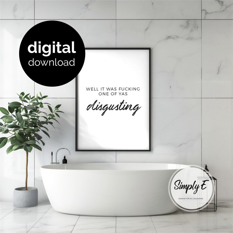 Puede incluir: Un cuadro con marco negro que presenta el texto WELL IT WAS FUCKING ONE OF YAS disgusting en una mezcla de fuentes sans-serif y cursiva. La l&aacute;mina se muestra sobre una ba&ntilde;era blanca exenta en una pared de azulejos de m&aacute;rmol blanco.