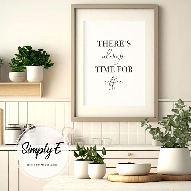 Puede incluir: Una impresi&oacute;n enmarcada con el texto "There's always time for coffee" en un marco blanco sobre una pared de azulejos blancos. La impresi&oacute;n est&aacute; colgada sobre una encimera de cocina con plantas y un taz&oacute;n.