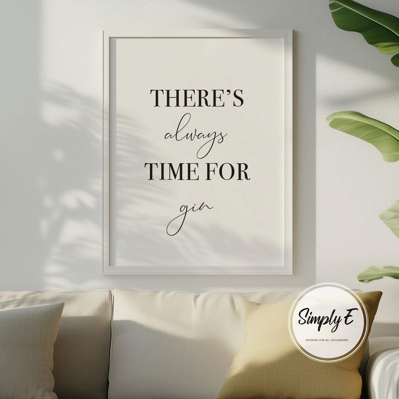 Puede incluir: Un estampado enmarcado con el texto "THERE'S always TIME FOR gin" en escritura negra. El estampado est&aacute; en un marco blanco y cuelga sobre un sof&aacute; beige con un coj&iacute;n amarillo. Un logotipo de "Simply E" est&aacute; en la esquina inferior derecha.