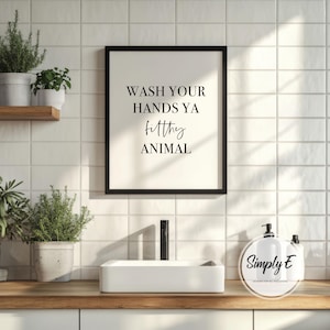 Puede incluir: Un letrero de madera r&uacute;stico con el texto "Welcome to our home" en letras blancas. El letrero presenta un acabado envejecido y un dise&ntilde;o sencillo y acogedor, perfecto para la decoraci&oacute;n de la puerta principal.