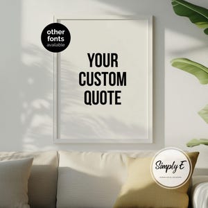 K&ouml;nnte beinhalten: Ein gerahmter Druck mit dem Text "YOUR CUSTOM QUOTE" in fetten schwarzen Buchstaben. Die Worte "other fonts available" befinden sich in einem schwarzen Kreis oben links. Der Druck wird &uuml;ber einem beigen Sofa mit einem gelben Kissen angezeigt.