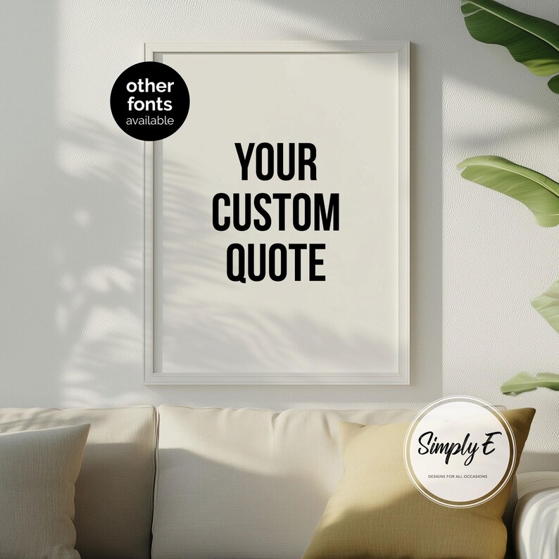 K&ouml;nnte beinhalten: Ein gerahmter Druck mit dem Text "YOUR CUSTOM QUOTE" in fetten schwarzen Buchstaben. Die Worte "other fonts available" befinden sich in einem schwarzen Kreis oben links. Der Druck wird &uuml;ber einem beigen Sofa mit einem gelben Kissen angezeigt.