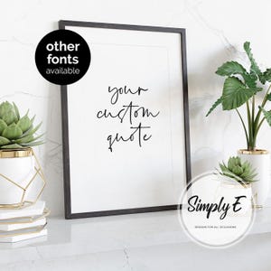 K&ouml;nnte beinhalten: Gerahmter Druck mit dem Text "your custom quote" in eleganter Schrift. Der schwarze Rahmen umgibt einen wei&szlig;en Hintergrund. Eine kreisf&ouml;rmige Grafik besagt "other fonts available". Das Bild ist mit Pflanzen in wei&szlig;en und goldenen T&ouml;pfen gestaltet.
