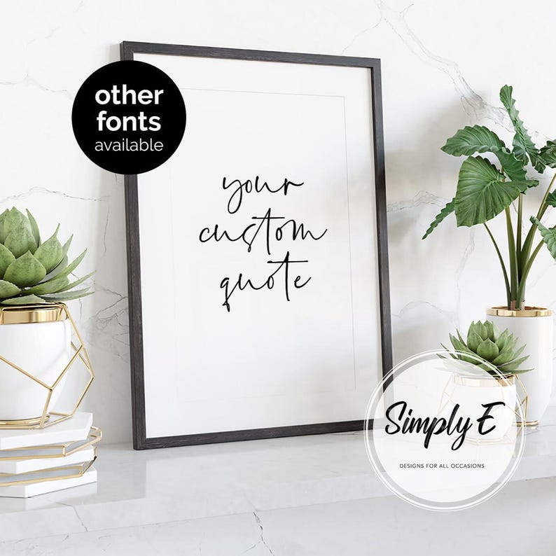 K&ouml;nnte beinhalten: Gerahmter Druck mit dem Text "your custom quote" in eleganter Schrift. Der schwarze Rahmen umgibt einen wei&szlig;en Hintergrund. Eine kreisf&ouml;rmige Grafik besagt "other fonts available". Das Bild ist mit Pflanzen in wei&szlig;en und goldenen T&ouml;pfen gestaltet.