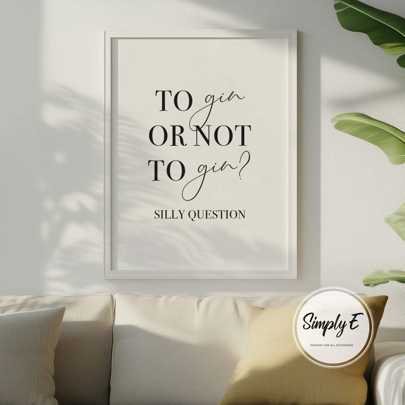 Pu&ograve; includere: Una stampa incorniciata con il testo "To gin or not to gin? Silly question" in corsivo nero. La stampa &egrave; in una cornice bianca e appesa sopra un divano color crema con un cuscino giallo. Un logo "Simply E" &egrave; in basso a destra.