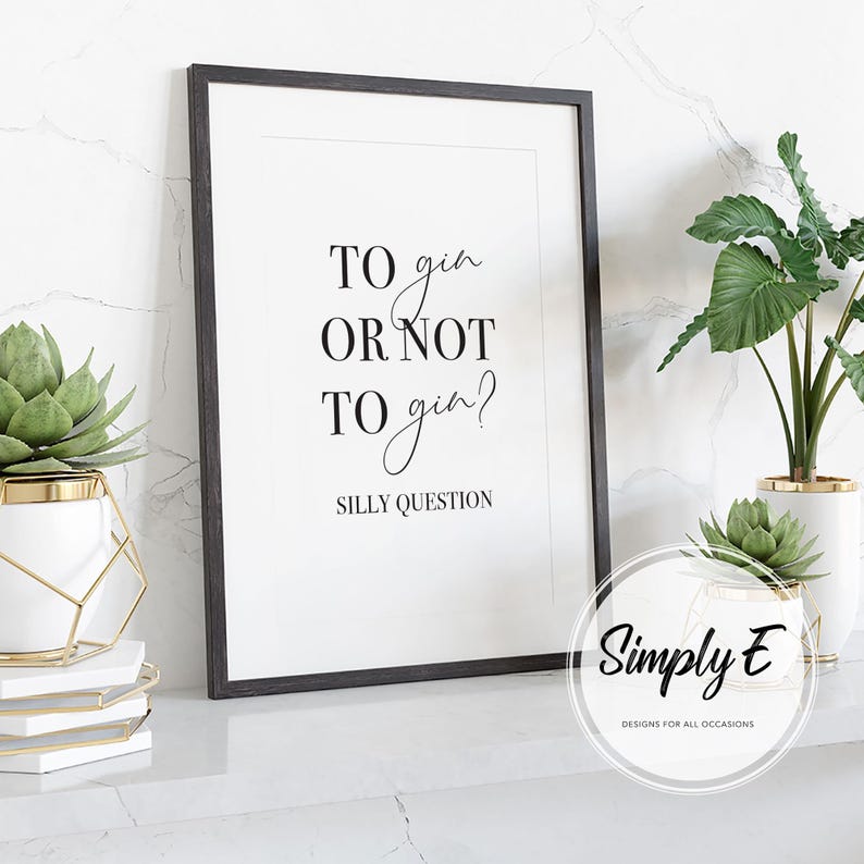 Pu&ograve; includere: Una stampa incorniciata con il testo "TO gin OR NOT TO gin? SILLY QUESTION" in nero. La stampa &egrave; in una cornice nera ed &egrave; esposta su una superficie bianca con piante in vasi bianchi e dorati.